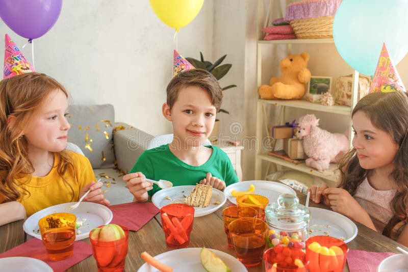 Kleine Kinder, Die Zusammen Geburtstag Zu Hause Feiern