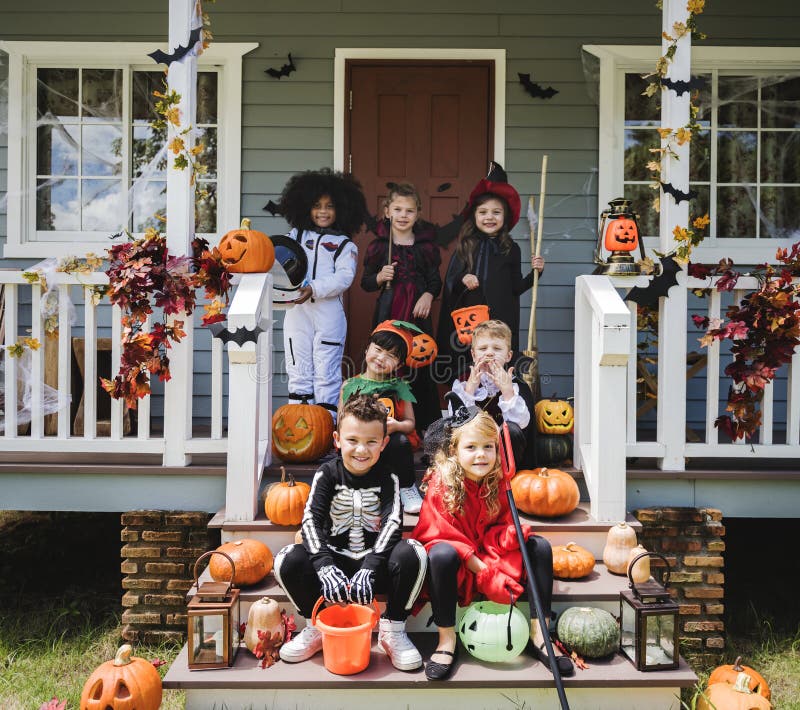 Kleine Kinder in Halloween-Kostümen stockfoto Kleine Kinder in Halloween-Kostümen stockfoto