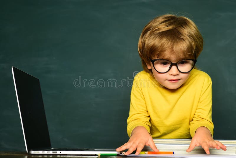 Kleine kinderen bij schoolles Klaar voor school preschooler De ruimte van het bordexemplaar Eerste schooldag Schooljongen stock foto's Kleine kinderen bij schoolles Klaar voor school preschooler De ruimte van het bordexemplaar Eerste schooldag Schooljongen stock foto's