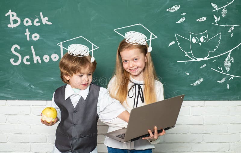 Kleine kinderen bij schoolles Paar van schoolmeisje en schooljongen in Liefde samen Klaar voor school Schooljonge geitjes stock foto's Kleine kinderen bij schoolles Paar van schoolmeisje en schooljongen in Liefde samen Klaar voor school Schooljonge geitjes stock foto's
