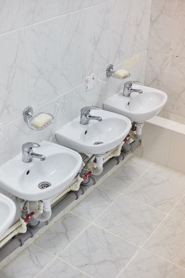 Kinderwaschbecken In Einem Badezimmer Des Kindergartens Stockbild Bild Von Hell Faience 28826481