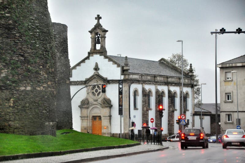 Kleine Kirche in einer gemütlichen ruhigen Straße der spanischen Stadt von Lugo lizenzfreie stockfotos Kleine Kirche in einer gemütlichen ruhigen Straße der spanischen Stadt von Lugo lizenzfreie stockfotos