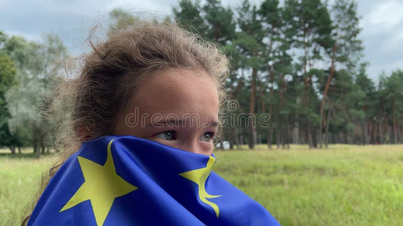 4.000 kleine meisjes dichtbij de europese vlag.