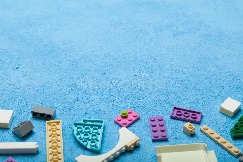 Kleine multi farbige Spielzeugziegelsteine: Würfel, Blöcke Kopieren Sie Raum f?r Text lizenzfreie stockfotografie Kleine multi farbige Spielzeugziegelsteine: Würfel, Blöcke Kopieren Sie Raum f?r Text lizenzfreie stockfotografie