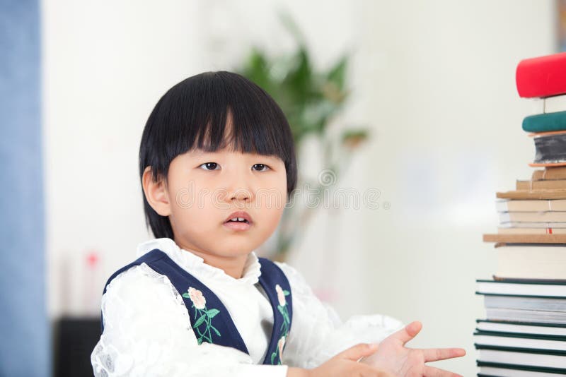 Kleine Mädchen Chinesen studiert. lizenzfreies stockfoto