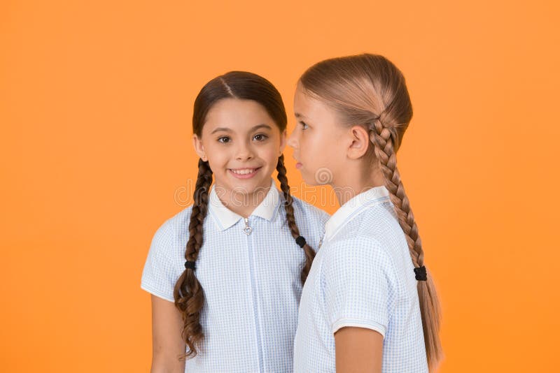 Kleine Mädchen In Retro Uniform Alte Schulmode Zurück Zur Schule