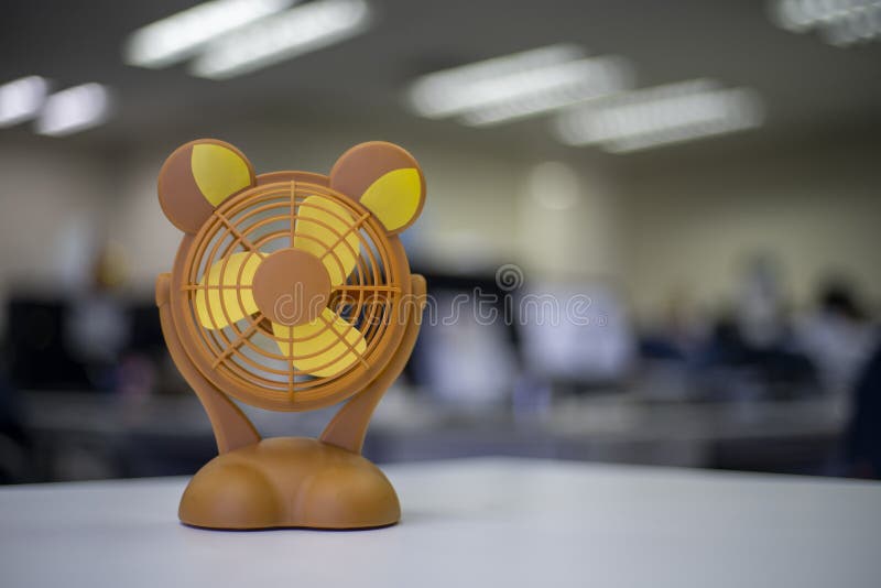 Kleine oranje ventilator op de lijst of het stuk speelgoed stock afbeelding Kleine oranje ventilator op de lijst of het stuk speelgoed stock afbeelding