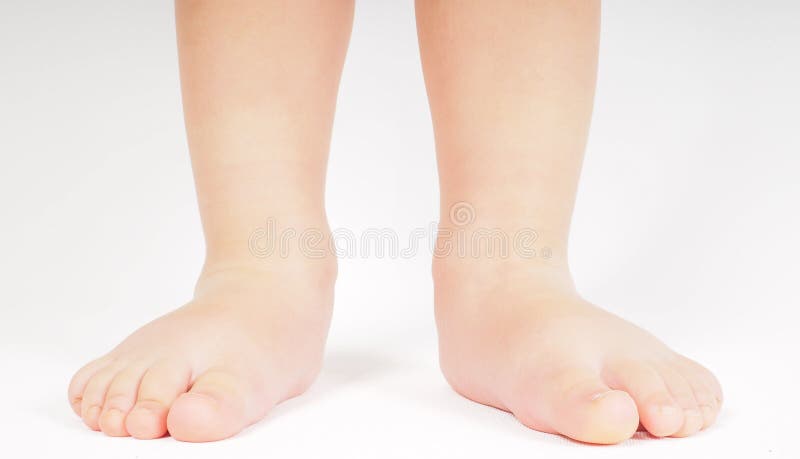 Kleine Person, die oben barfuß steht stockfotografie