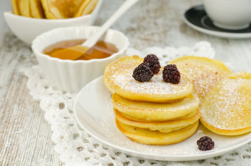 Kleine Pfannkuchen Mit Sahne Und Erdbeere Stockbild - Bild von hotcakes ...