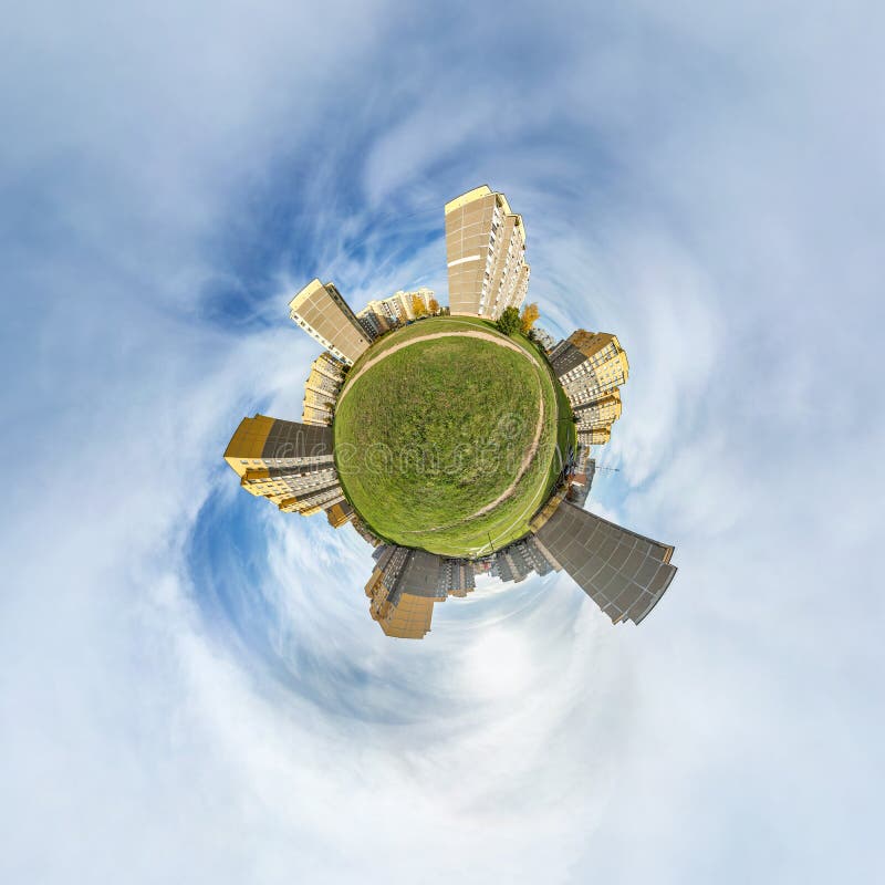 Kleine Planetentransformation des kugelförmigen Panoramas 360 Grad Spherisch abstrakte Luftsicht Hochhöher Gebäudefläche Stadt lizenzfreies stockbild