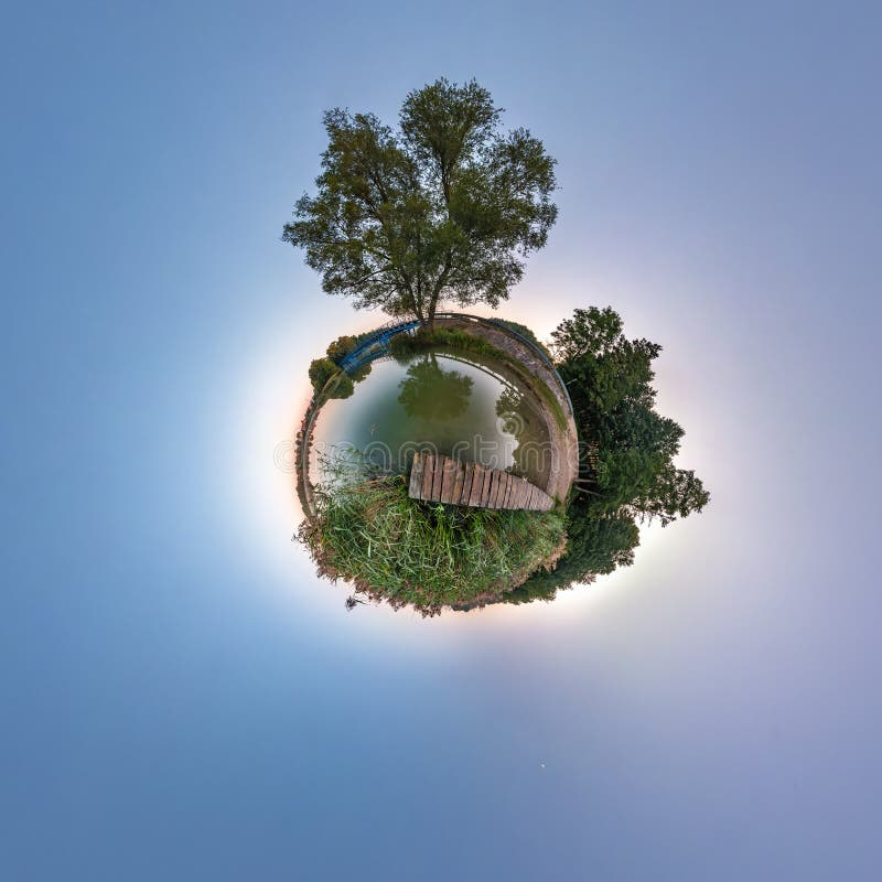 Kleine Planetentransformation des kugelförmigen Panoramas 360 Grad Spherisch abstrakte Luftsicht nahe Fluss mit wunderschöner Aus lizenzfreie stockfotos