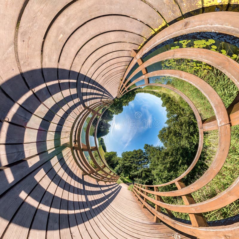 Kleine Planetentransformation des kugelförmigen Panoramas 360 Grad Spherische abstrakte Sicht auf die Holzbrücke Krümmung stockbilder