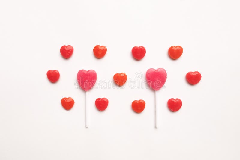 Kleine rote Süßigkeit des rosa Valentinsgruß ` s Tagesherzform-Lutschers im netten Muster auf leerem Weißbuchhintergrund Zu küsse stockfoto Kleine rote Süßigkeit des rosa Valentinsgruß ` s Tagesherzform-Lutschers im netten Muster auf leerem Weißbuchhintergrund Zu küsse stockfoto