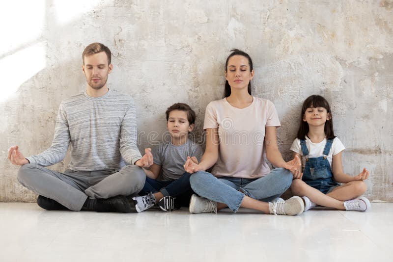 Kleine, ruhige Familie mit jungen Eltern und kleinen Kindern stockfotografie
