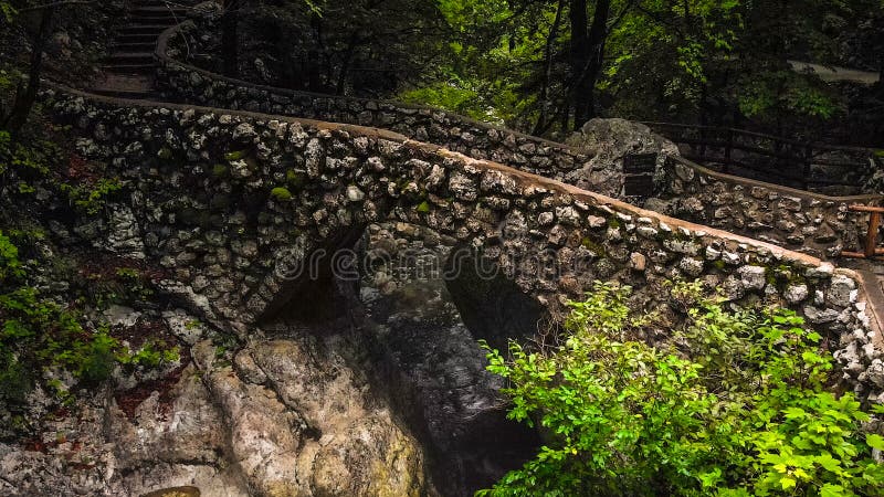 Kleine steenbrug over de Savica