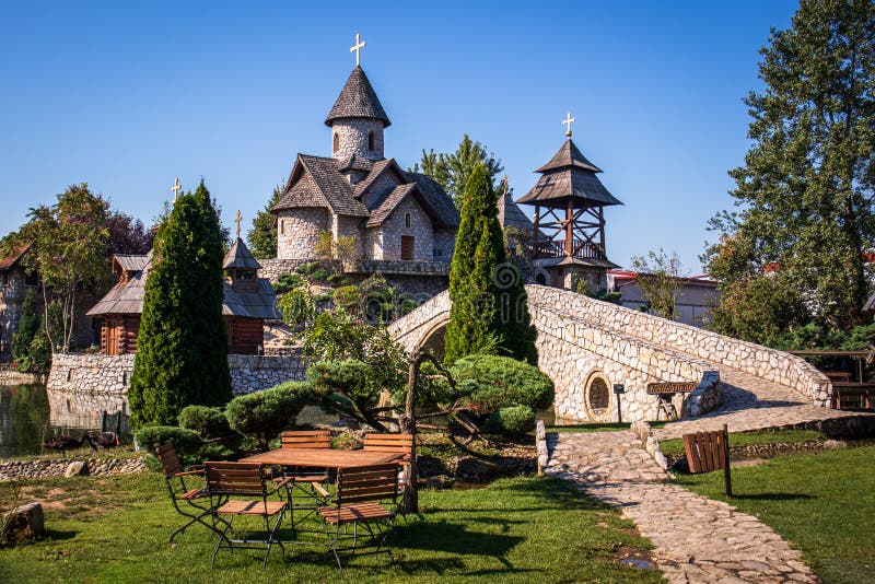 Kleine steenkerk in het dorp Stanisici in de buurt van Bijeljina