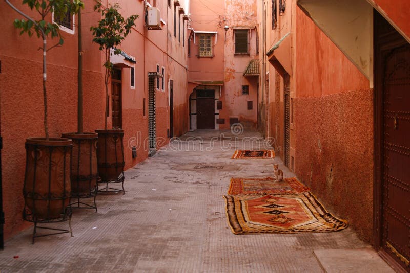 Kleine Straße Marrakeschs im medina. Marokko lizenzfreie stockbilder Kleine Straße Marrakeschs im medina. Marokko lizenzfreie stockbilder