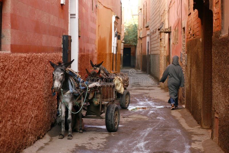 Kleine Straße Marrakeschs im medina. Marokko stockfotos Kleine Straße Marrakeschs im medina. Marokko stockfotos