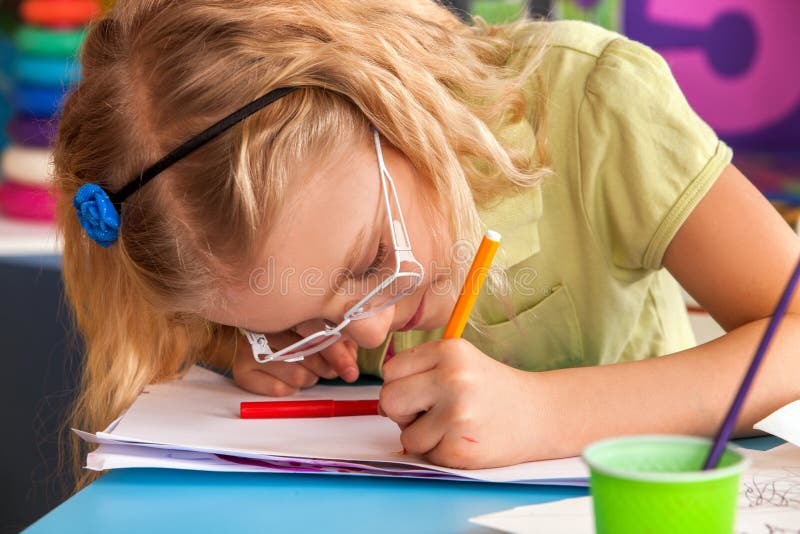 Kleine Studentenkinder, die in der Kunstschulklasse malen stockbilder Kleine Studentenkinder, die in der Kunstschulklasse malen stockbilder