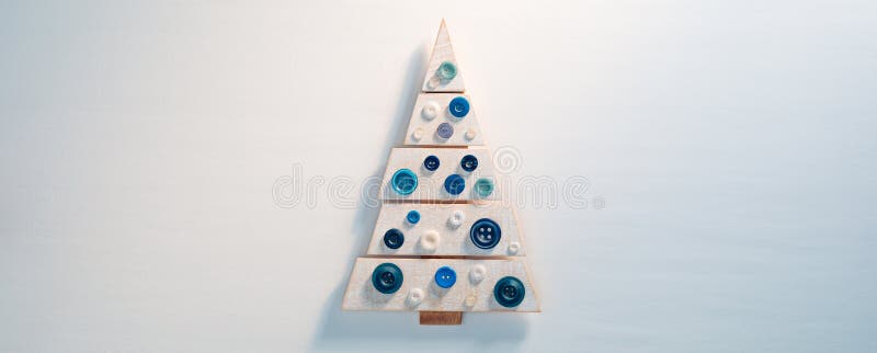 Kleine, süße Holzspielzeug-Weihnachtsbaum auf weißem Hintergrund stockfotos