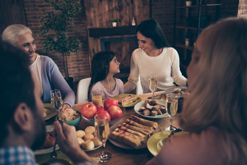 Kleine Tochter des nahen hohen der Familienverwandten des Fotos großen Kautionsversicherungsgesellschaftsbruderschwesteromamutter lizenzfreie stockfotografie Kleine Tochter des nahen hohen der Familienverwandten des Fotos großen Kautionsversicherungsgesellschaftsbruderschwesteromamutter lizenzfreie stockfotografie