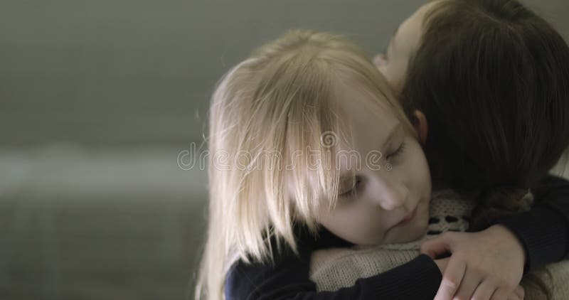 Kleine Tochter Hetzt in Mutter ` S Arme Zu Hause Und Gibt Ihr Eine Große Umarmung Stock Video - Video von haus, frau: 96208029