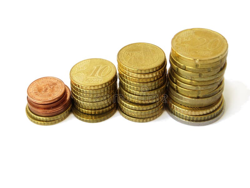 Kleine Türme von den sortierten Kupfermünzen des Eurogeldes benutzt mit einem lokalisierten weißen Hintergrund lizenzfreie stockbilder Kleine Türme von den sortierten Kupfermünzen des Eurogeldes benutzt mit einem lokalisierten weißen Hintergrund lizenzfreie stockbilder