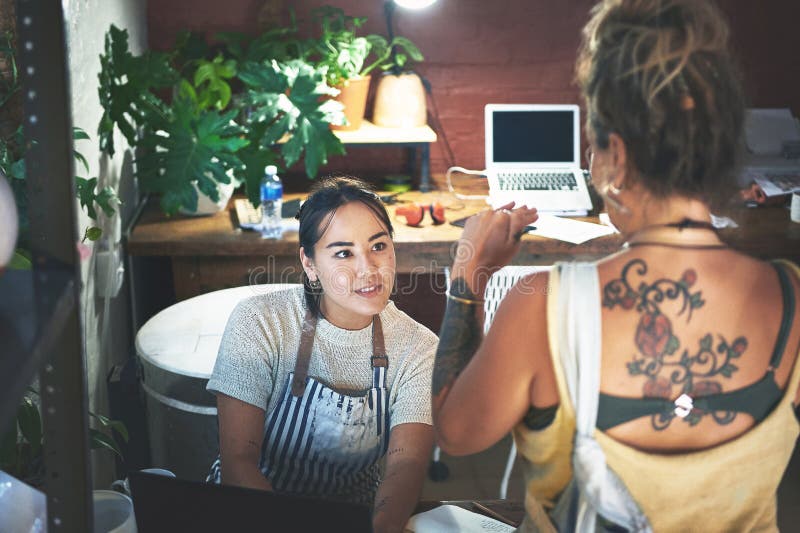 Kleine Unternehmensplanung und Frauen bei Treffen von Teamwork und Ideen für den Verkauf im Töpferladen am Laptop. Diskussion stockfoto