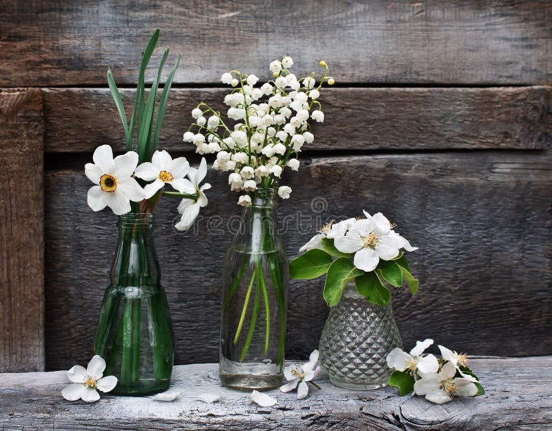 Kleine vazen en flessen met de lentebloemen royalty-vrije stock fotografie Kleine vazen en flessen met de lentebloemen royalty-vrije stock fotografie