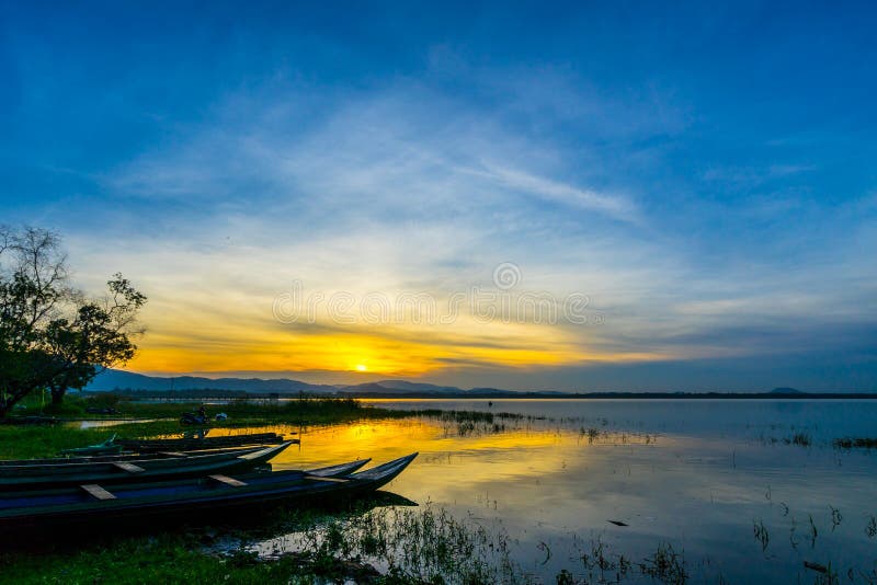 Kleine vissersboot binnen het Reservoir van Klapphra in zonsopgang, SR royalty-vrije stock fotografie Kleine vissersboot binnen het Reservoir van Klapphra in zonsopgang, SR royalty-vrije stock fotografie