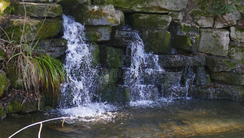 Kleine waterval, in het meer in Foerch, in de openbare Favoriet van het parkkasteel stock fotografie Kleine waterval, in het meer in Foerch, in de openbare Favoriet van het parkkasteel stock fotografie