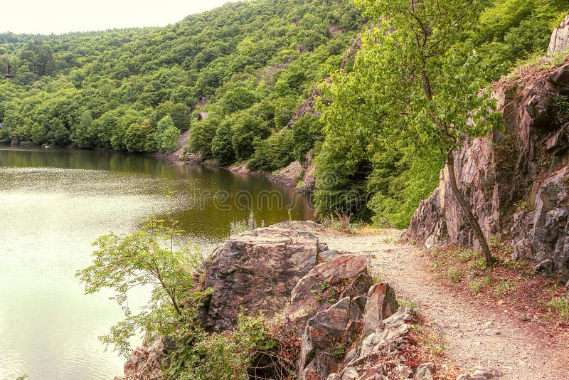 Kleine weg langs de rivier royalty-vrije stock afbeeldingen
