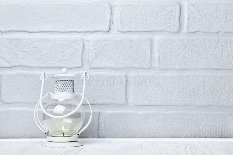 Kleine witmetaal en glas decoratieve lantaarn met het branden van kaars stock afbeeldingen Kleine witmetaal en glas decoratieve lantaarn met het branden van kaars stock afbeeldingen