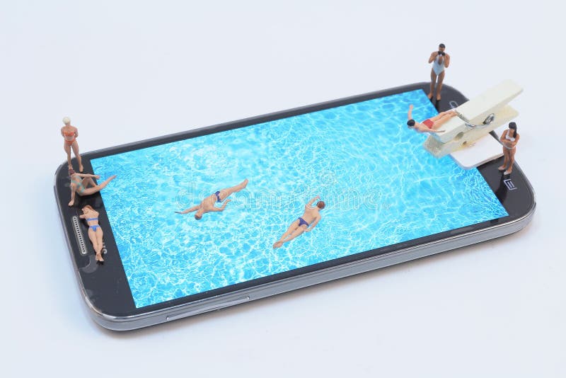 kleine Zahl Ralaxing im Pool Ansicht über Tastatur und Schirm lizenzfreies stockfoto kleine Zahl Ralaxing im Pool Ansicht über Tastatur und Schirm lizenzfreies stockfoto