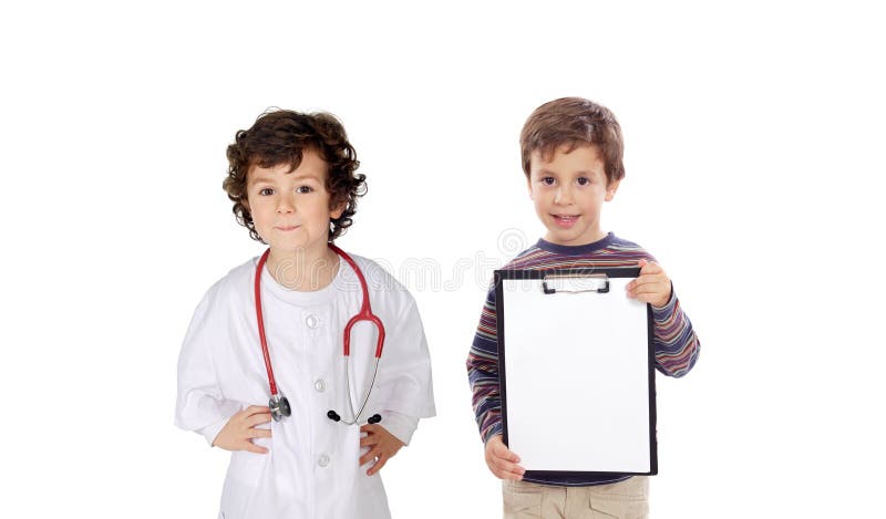 Kleiner Arzt neben einem süßen Kind mit Zwischenablage lizenzfreie stockfotos