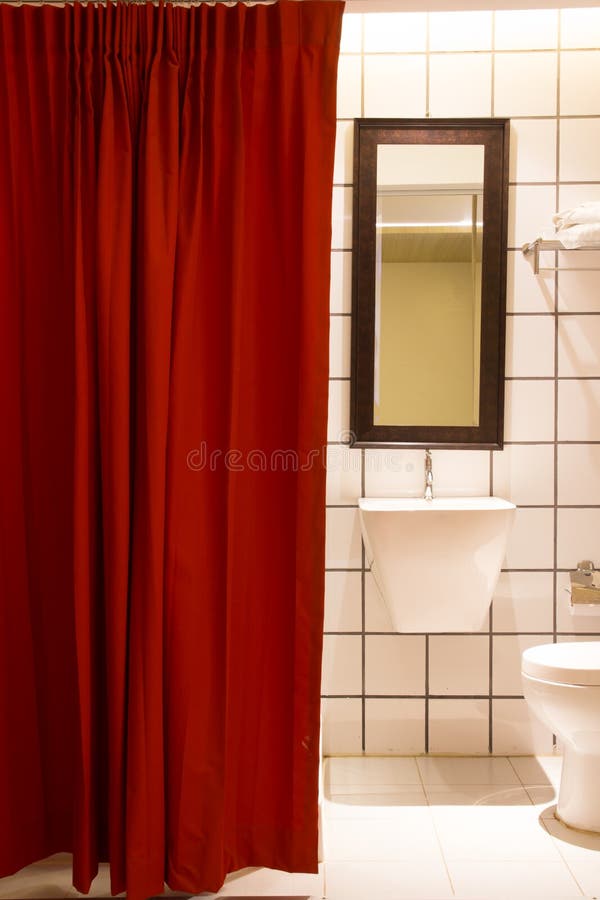 Kleiner Badezimmerrotvorhang stockfoto