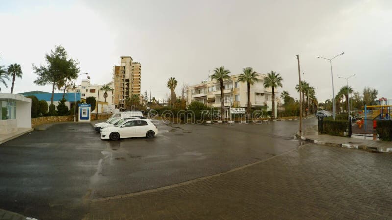 Kleiner Bereich mit Autos nähern sich geschlossener Geisterstadt Varosha in Nord-Zypern