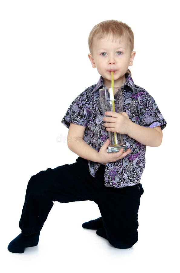 Kleiner blonder Junge in den schwarzen Hosen und im Hemdsitzen lizenzfreies stockbild Kleiner blonder Junge in den schwarzen Hosen und im Hemdsitzen lizenzfreies stockbild