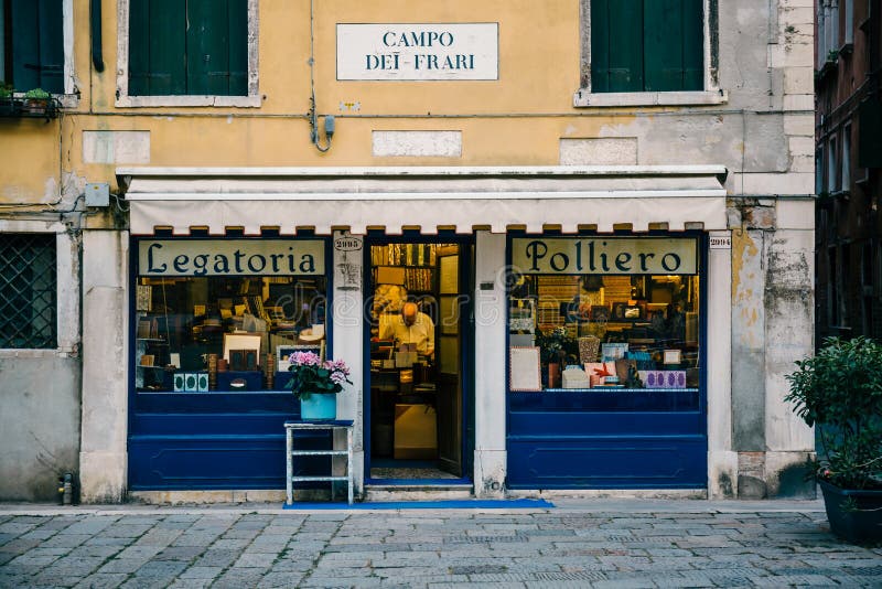 Kleiner Buchbindereishop in Venedig, Italien lizenzfreie stockbilder Kleiner Buchbindereishop in Venedig, Italien lizenzfreie stockbilder