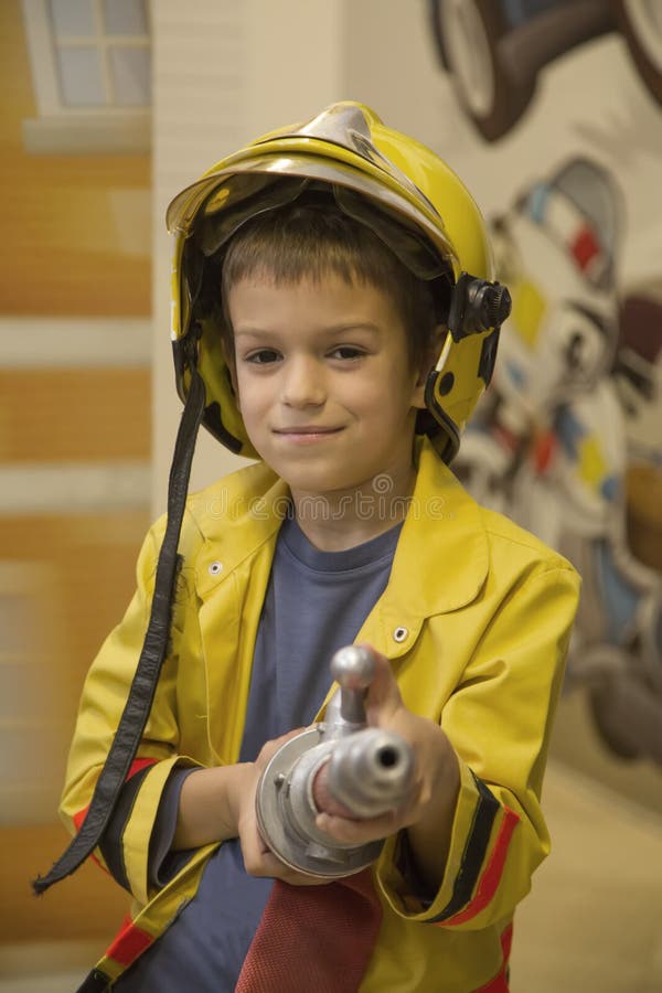 Kleiner Feuerwehrmann stockfoto. Bild von arbeit, kleidung - 47479670