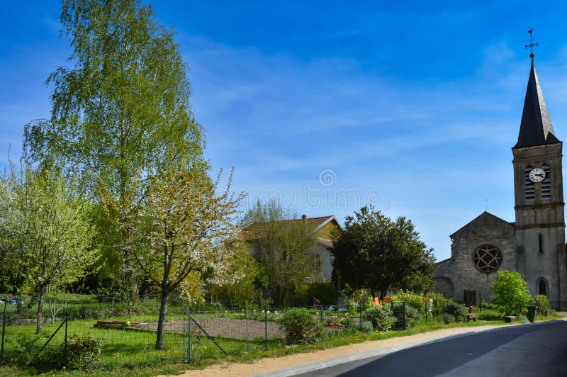 Kleiner Garten Und Alte Kirche in Einem Kleinen Dorf Stockfoto Bild