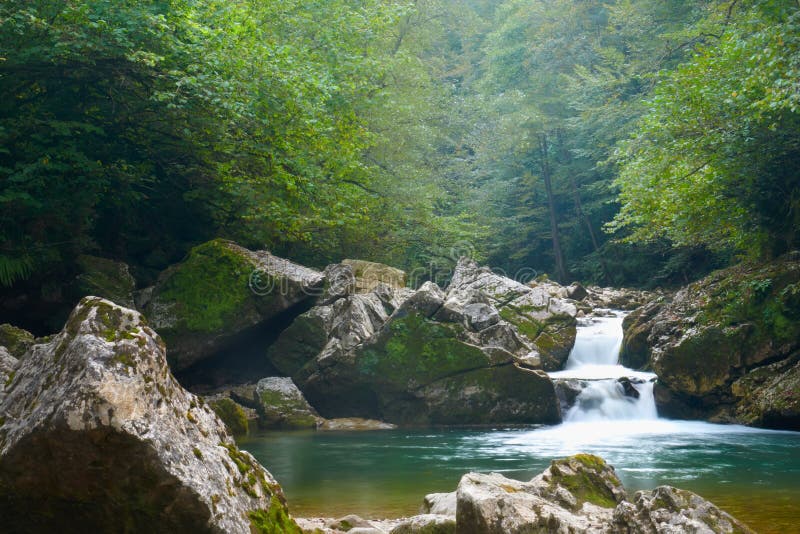 Kleiner Gebirgsflußwasserfall stockfotos