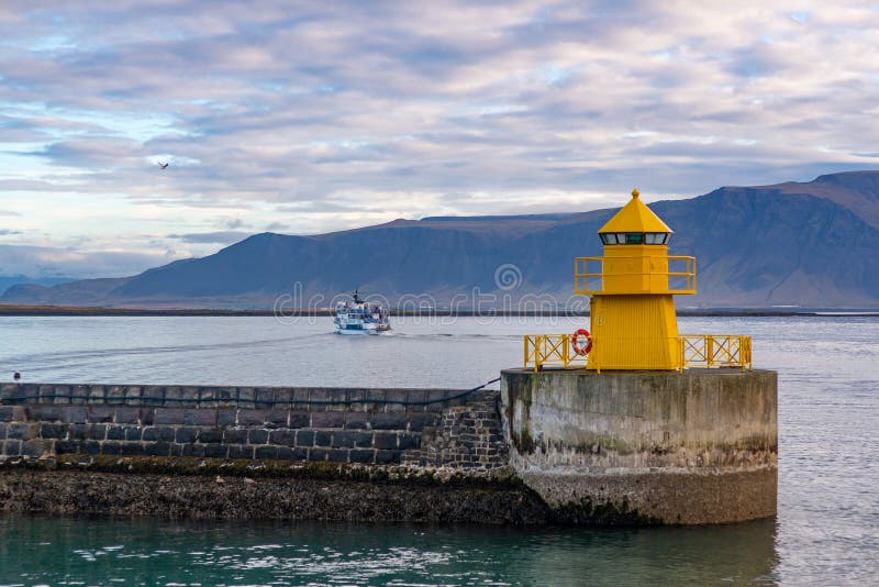 Kleiner gelber Leuchtturm am Eingang des Hafens von Reykjavik, Island stockfotografie Kleiner gelber Leuchtturm am Eingang des Hafens von Reykjavik, Island stockfotografie