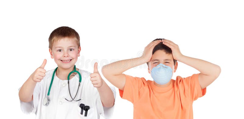 Kleiner glücklicher Arzt mit einem erstaunten Patienten mit Maske stockfotos