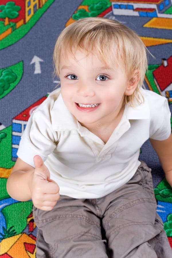 Kleiner Junge (3 Jahre Alt). Stockbild - Bild von faul, recht: 2096021