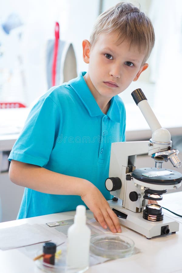 Kleiner Junge, der Biochemieforschung am Labor tut Ein Junge des europäischen Auftrittes in einem Polo leitet biologische Experim lizenzfreie stockfotos Kleiner Junge, der Biochemieforschung am Labor tut Ein Junge des europäischen Auftrittes in einem Polo leitet biologische Experim lizenzfreie stockfotos