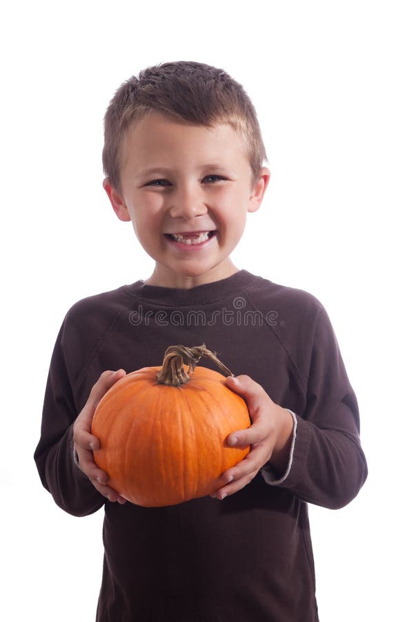 Kleiner Junge, der einen Kürbis anhält stockbilder Kleiner Junge, der einen Kürbis anhält stockbilder