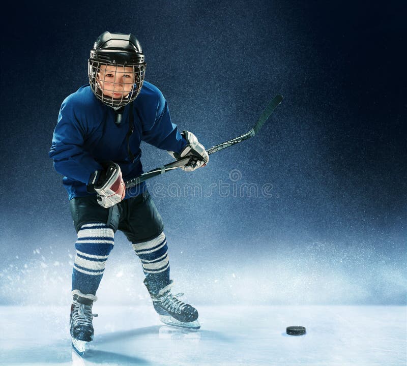 Kleiner Junge, der Eis-Hockey spielt stockfotos Kleiner Junge, der Eis-Hockey spielt stockfotos