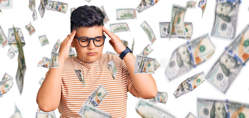 Kleiner Junge, der lässige Kleidung und Brille mit Hand auf Kopfschmerzen trägt, weil Stress lizenzfreie stockfotografie