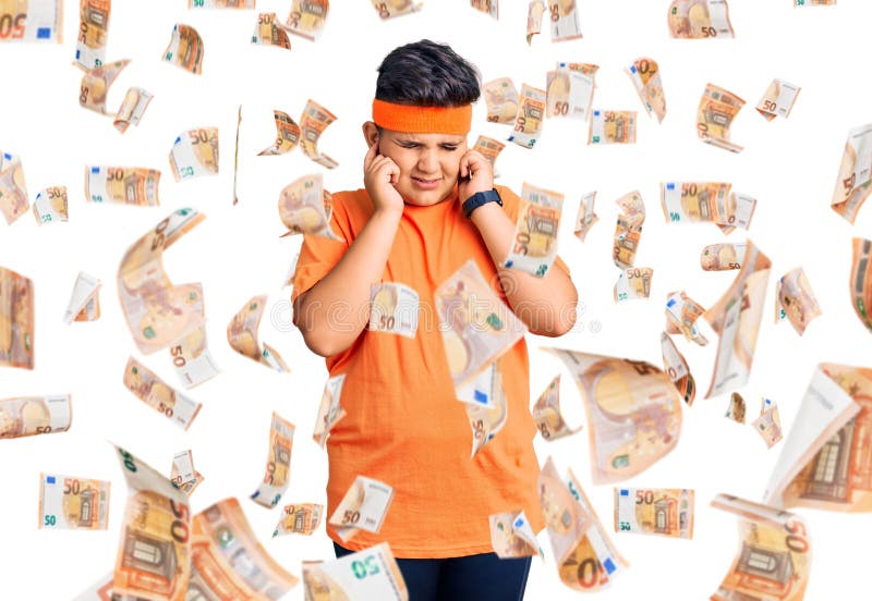 Kleiner Junge, der Ohren mit Fingern mit Sportswear trägt und sich für das Geräusch lauter Musik ärgerlich ausdrücken lässt stockbilder